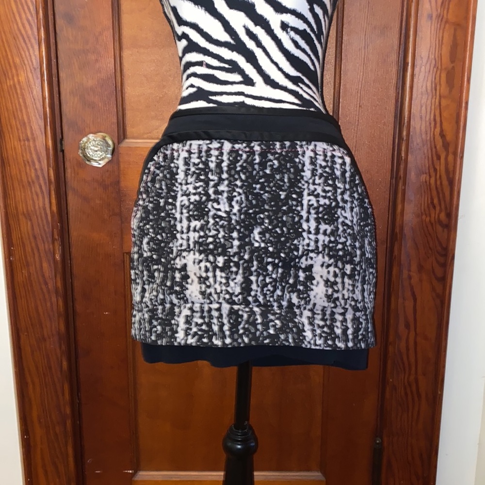 Diane Von Furstenburg black and gray mini skirt size 6